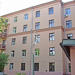 В общагах одни студенты играют в бильярд, а другие разводят тараканов
